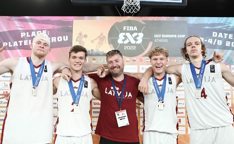Latvijas 3x3 basketbolisti dramatiskā galotnē zaudē Eiropas U17 kausa finālā