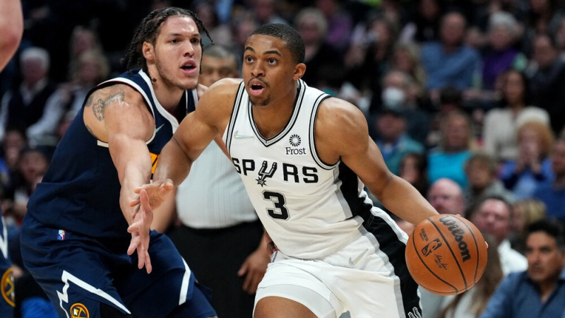 ''Spurs'' līderis Džonsons pleca savainojuma dēļ izlaidīs pirmssezonas ievadu