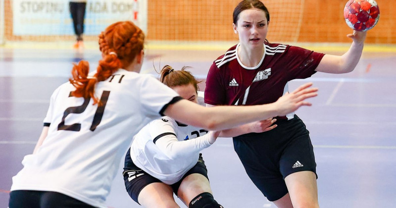 Eksāmens bez laimīgās biļetes - Latvijas sieviešu handbola izlase dodas uz Slovākiju