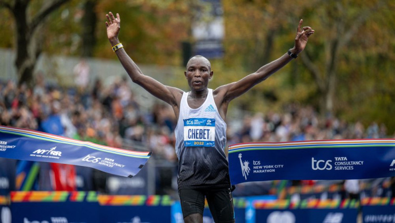 Kenijieši Čebets un Lokedi savās debijās uzvar Ņujorkas maratonā