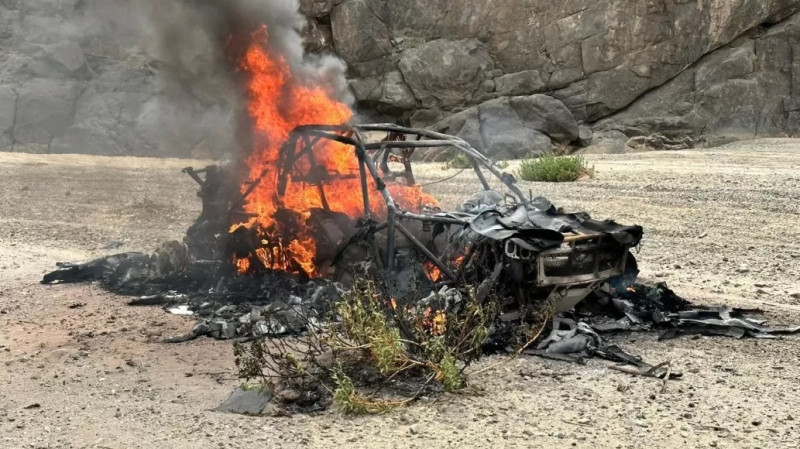 Ekipāžai Dakaras rallija sadeg automašīna (+video)