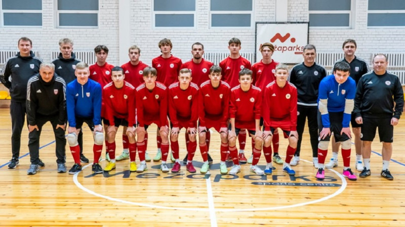 Latvijas U-19 telpu futbola izlase spraigā cīņā zaudē ungāriem