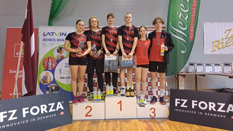 Atjaunotajā jauniešu kausā badmintonā uzvaras rīdziniekiem, valmieriešiem un talsiniekiem