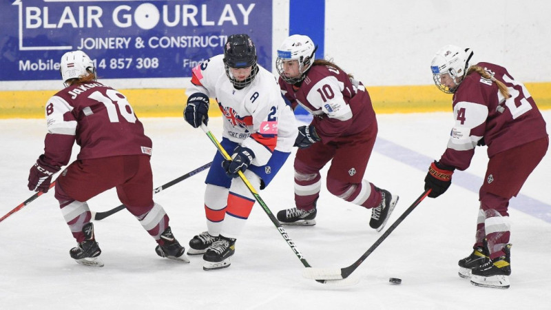 Latvijas U18 hokejistes pēdējās sekundēs izlaiž pārsvaru, tomēr pieveic mājinieces