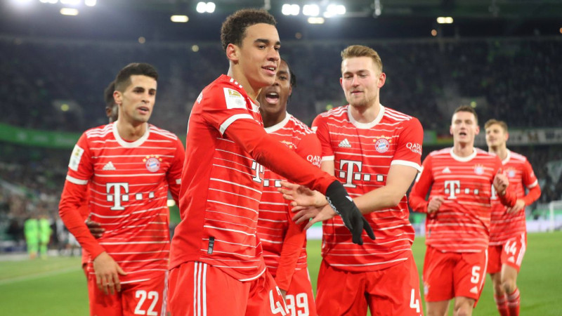 "Bayern" iesit četrus vārtus, mazākumā izcīnot uzvaru Volfsburgā