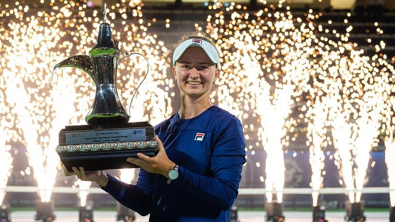 Krejčīkova apspēlē Švjonteku un triumfē gada pirmajā "WTA 1000" turnīrā