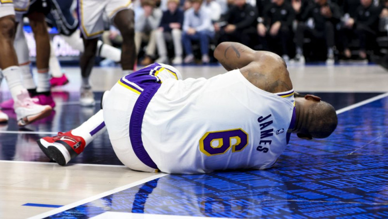 ''Lakers'' var nākties vairākas nedēļas iztikt bez savainotā līdera Džeimsa