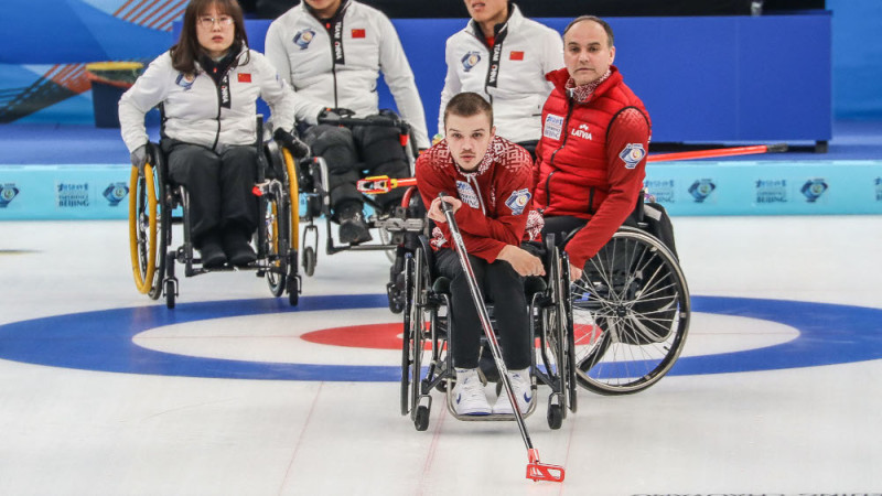 Ratiņkērlinga komanda čempionāta pirmajā dienā izcīna uzvaru pār Itāliju un piekāpjas Korejai