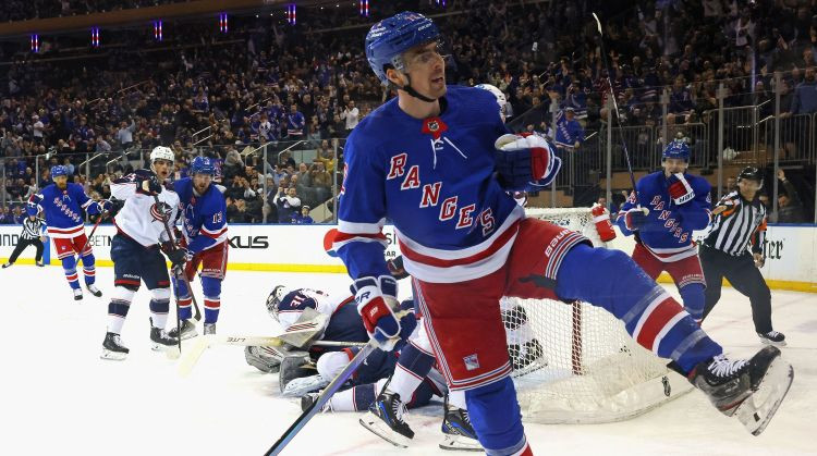 Labāko NHL sezonu aizvadošais "Rangers" uzbrucējs Hitils tiek pie 18 miljonu līguma