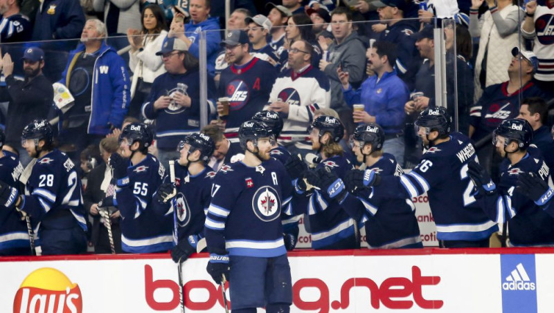 ''Jets'' tuvojas NHL ''play-off'', ''Panthers'' un ''Islanders'' vēl vietu nenodrošina