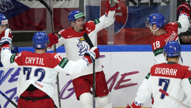 Azartiskā hokejā Čehija atspēlējas un izcīna pirmo uzvaru PČ