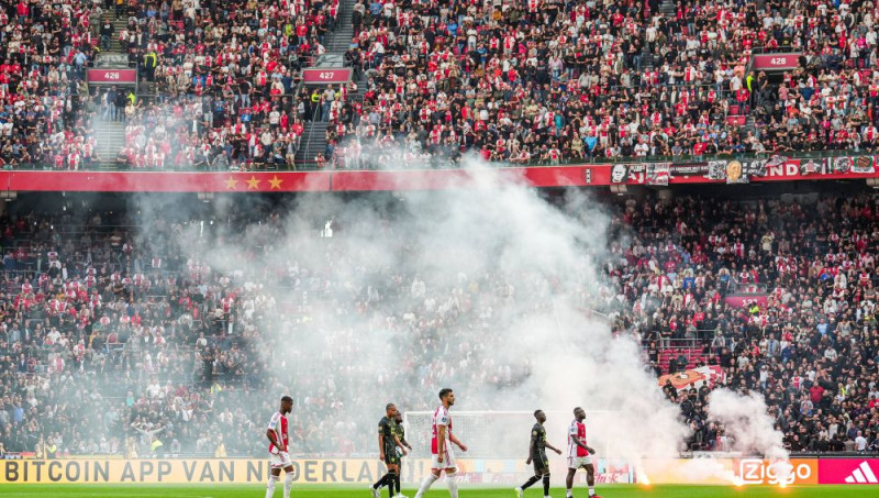 ''Ajax'' līdzjutēji laukumā met petardes, maču pret ''Feyenoord'' pārtrauc