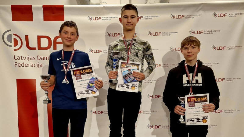 Trim jauniešiem izdodas uzvarēt arī ātrspēlē Latvijas čempionātā 100 lauciņu dambretē