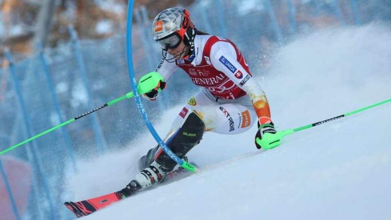 Vlhova ļoti pārliecinoši uzvar slalomā Levi, Līnsbergere atgriežas trijniekā