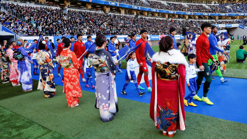 Francijas un Vācijas līgu futbolisti palīdz Japānai otrajā puslaikā iesist piecus vārtus