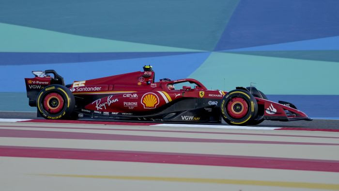 F1 testu otrajā dienā Sainss ātrākais, "Red Bull" komandai tehniskas problēmas