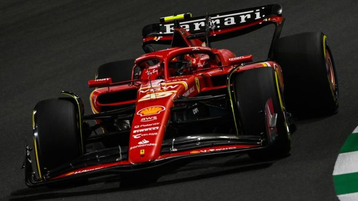 'Ferrari' pilots Sainss slimības dēļ nespēj pabraukt pilnā ātrumā