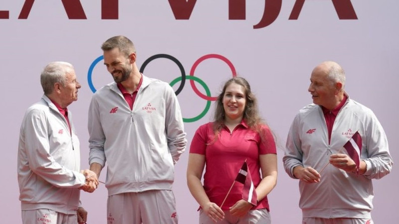 Piektdienas rītā uz Parīzi devušies pirmie Latvijas olimpieši