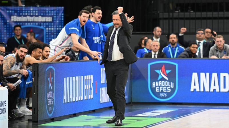 Šmits netiek pieteikts, "Anadolu Efes" pirmā uzvara pašmāju turnīros mēneša laikā