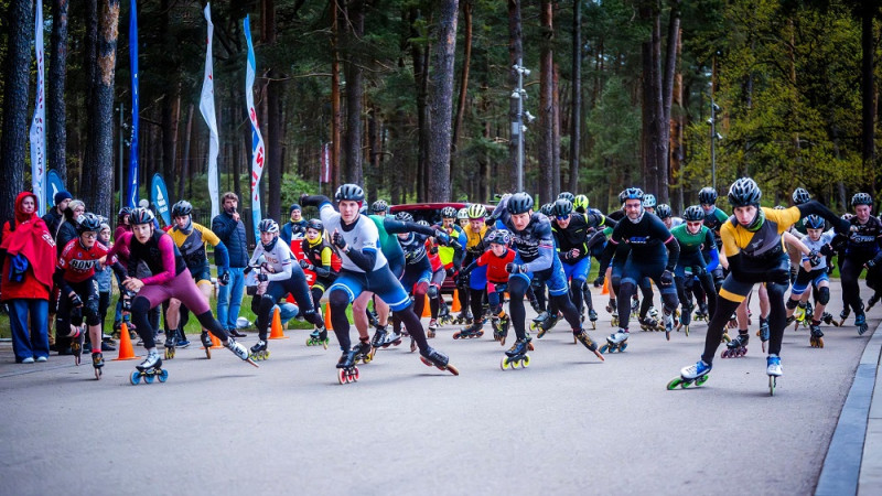 Latvijas čempioni Znotiņš un Priedīte ar uzvarām sāk "Skibox balvu" skrituļslidošanā