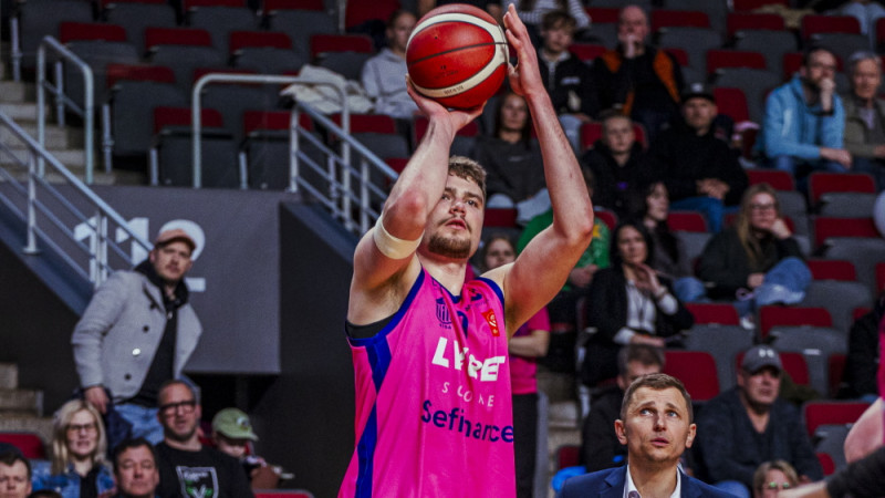 Latvijas-Igaunijas līgas labākais aizsardzības spēlētājs Helmanis pārceļas uz eksotiskas līgas čempioni