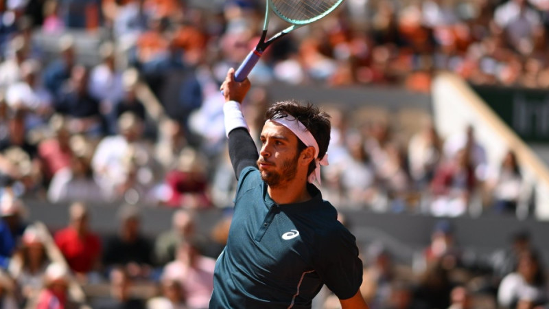 Augšupejošais "top 10" tenisists pārliecinoši uzvar "French Open" ievadā