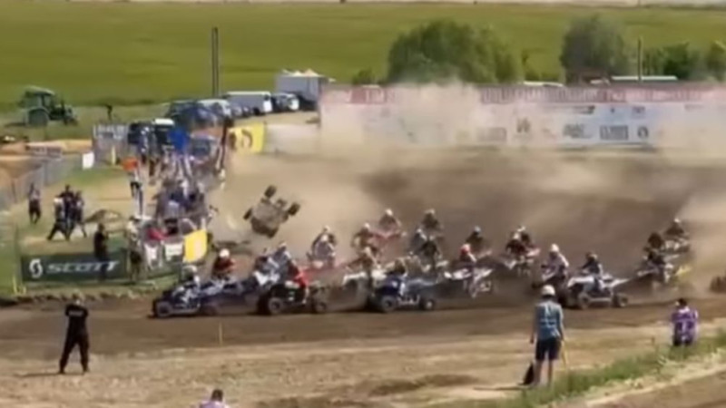 Video: Baiss incidents kvadriciklu motokrosa sacensību startā