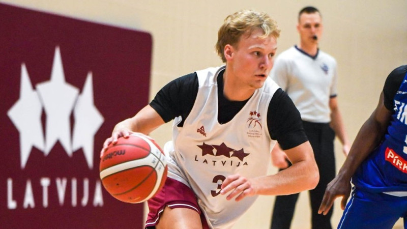 Latvijas U20 basketbolisti pārbaudes turnīru turpina ar graujošu uzvaru