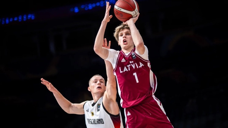 Valda Valtera pēdējā uzbrukuma metiens ieved Latviju Eiropas čempionāta pusfinālā