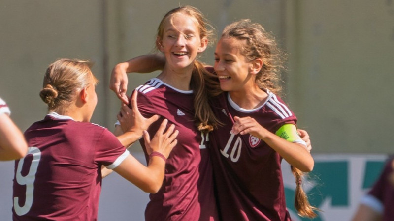 Latvijas meitenes apspēlē lietuvietes un Baltijas kausu U15 futbolistēm noslēdz otrās