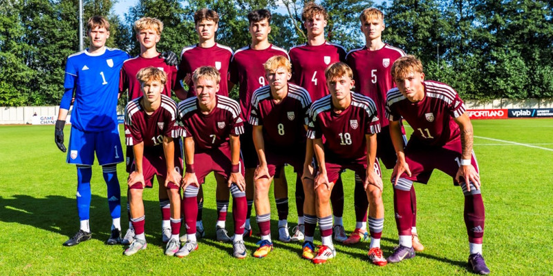 Latvijas U17 futbolisti Arkādijas parkā piekāpjas čehiem