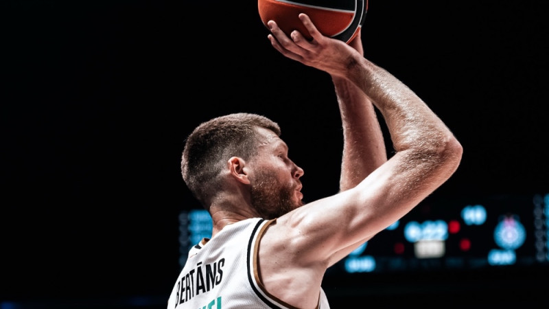 Latviešu duelī Dubaija sakauj čempionus, Bertāns rezultatīvāks par Žagaru