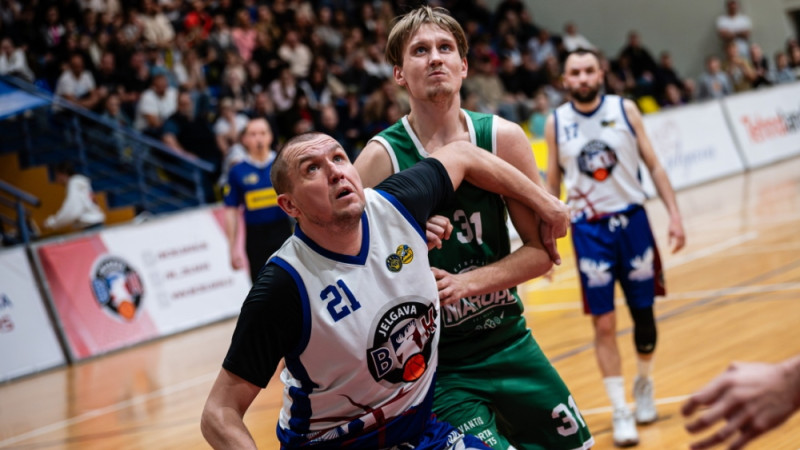 NBL finālistu kaujā pār jaunajiem konkurentiem nošefo pieredzes bagātais Krūmiņš