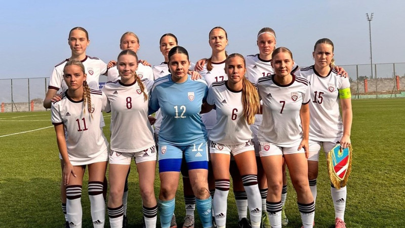 Latvijas jaunās futbolistes pieveic mājinieces un sasniedz "Euro U17" A līgu