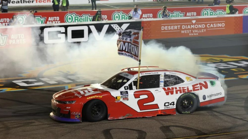 Lavs uzvar tikai divos posmos, bet kļūst par NASCAR "Xfinity" čempionu