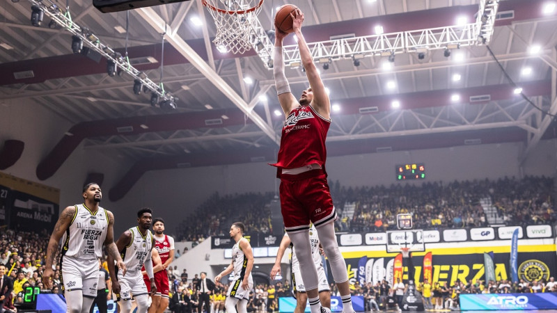 Krišs Helmanis grožus ņem savās rokās, taču neglābj no kapitulācijas finālā