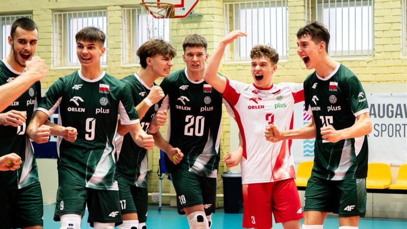 Latvijas U18 volejbolistiem mācībstunda pret poļiem