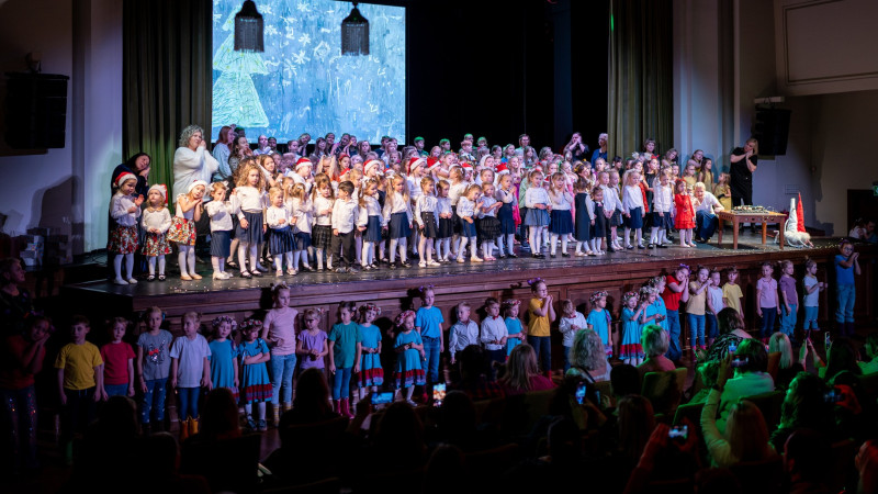 Notiks tradicionālie bērnu dziedāšanas svētki “Mīlestības diena Latvijai” – koncertuzvedums “Mūsu mīļvārdiņi”