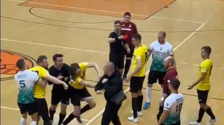 Turpinās kautiņi amatieru sportā – šoreiz ar brutālu nokautu izceļas Rīgas futzāls