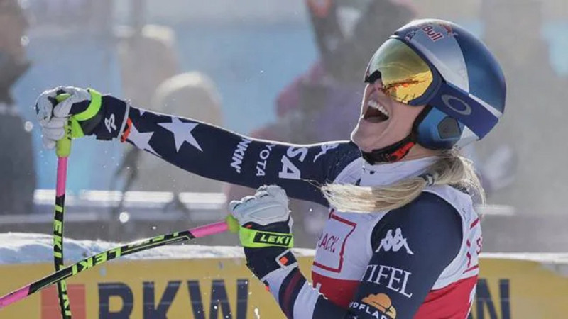 Vona pārliecinoši pirmā Sanktmoricas nobraucienā, svinot 83. uzvaru PK posmos