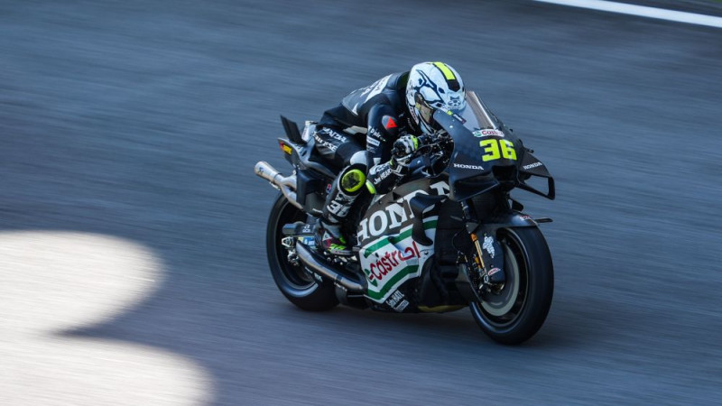 "Honda" līderos "MotoGP" testu otrajā dienā, neveiksme "Yamaha" nometnē