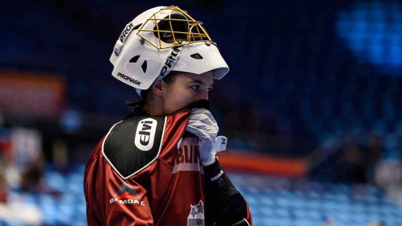 Atskaitot divas vājas minūtes, florbolistes vareni cīnās pret šveicietēm