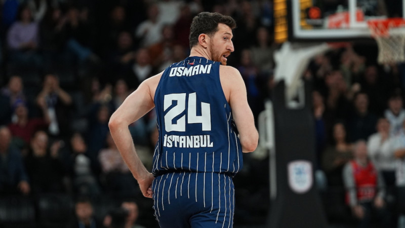 "Anadolu Efes" graujoši apspēlē itāļus, "Maccabi" uzvar pagarinājumā