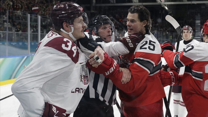 Latvija galotnē noņem vārtsargu un "izvēlas" spēlēt pret zviedriem