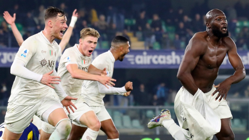 Lukaku pēdējās sekundēs izrauj "Napoli" dramatisku uzvaru izbraukumā