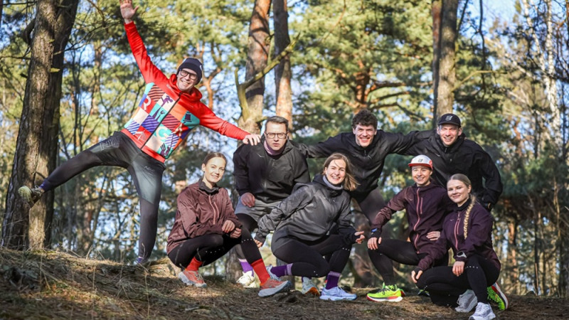 Latvija pievienojas pasaules taku skriešanas seriālam, sabiedrībā zināmi cilvēki "Ieskrien takās"