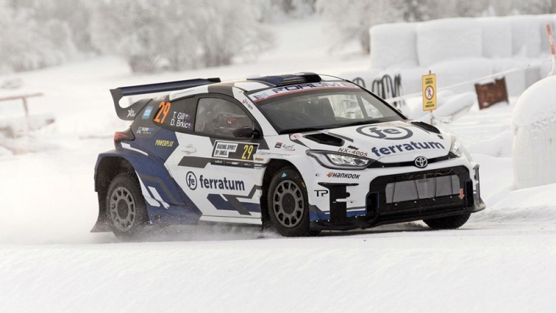 Lai varētu startēt Horvātijas rallijā, JWRC vicečempions 3000 km pats velk "Rally2" mašīnu