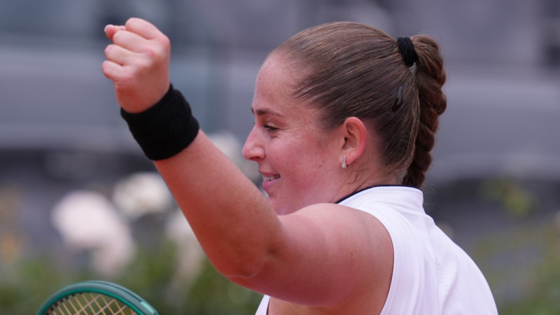 Ostapenko sagrauj laukuma saimnieci un iesoļo Romas otrajā kārtā