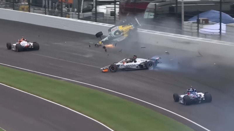 "Indy 500" treniņā smagā avārijā iznīcinātas trīs formulas