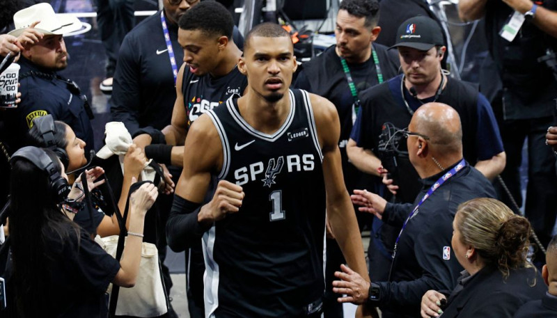 Saldais ēdiens Rietumos: "Spurs" sagrauj "Thunder", panākot septīto spēli